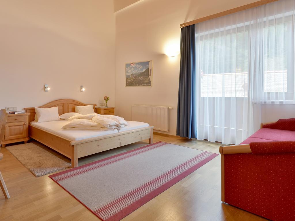 Ferienwohnungen Haus Der Mitte Майерхофен Стая снимка