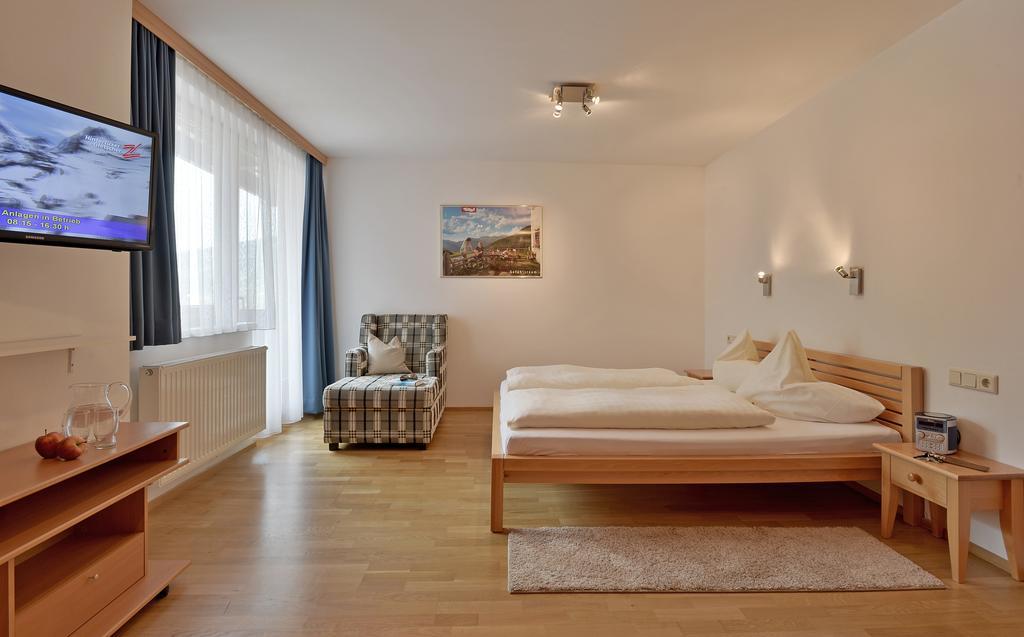 Ferienwohnungen Haus Der Mitte Майерхофен Стая снимка
